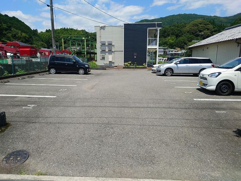 レオパレスソフィア 駐車場