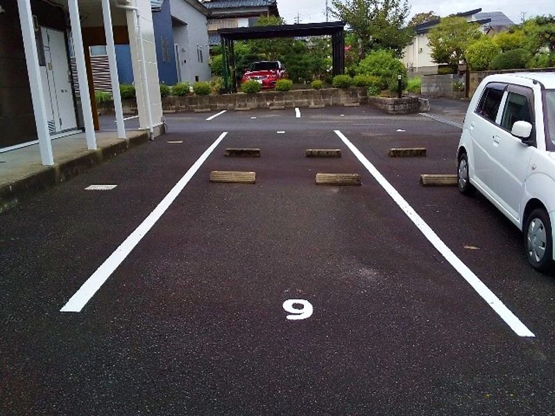レオパレスグランドゥール 駐車場