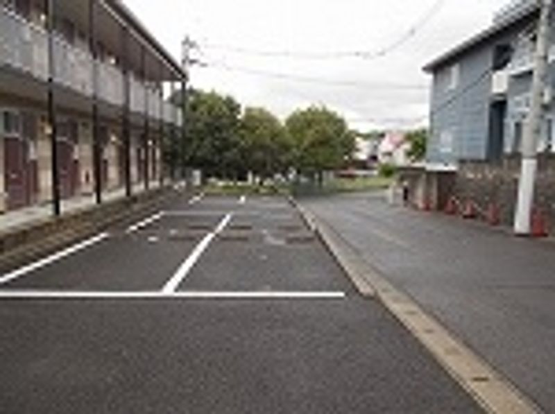 レオパレスいずみ２ 駐車場
