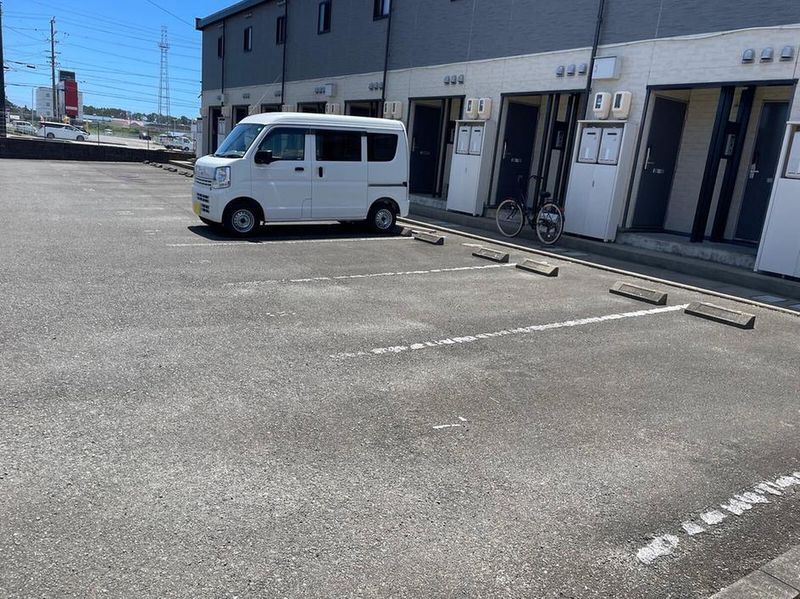 レオパレスセレッソ静波 駐車場