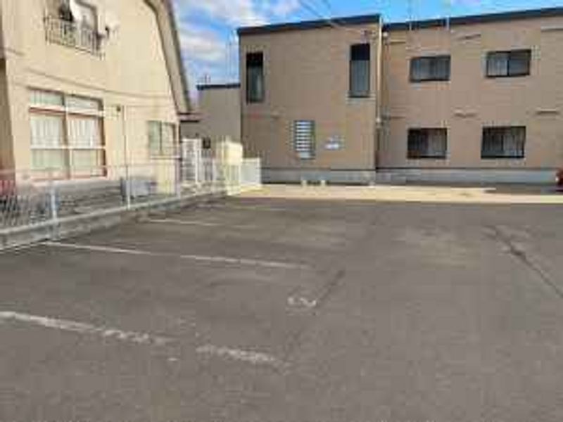レオパレス新琴似６条 駐車場