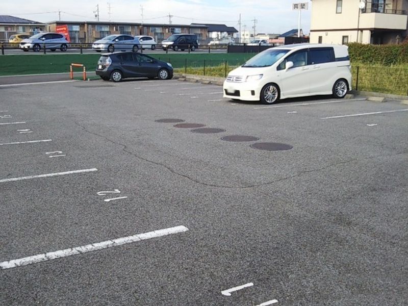 レオネクストＥ　ＨＯＵＳＥ 駐車場