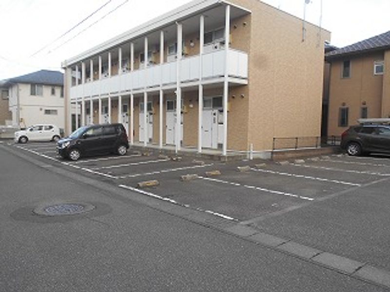 レオパレスルトゥール 駐車場