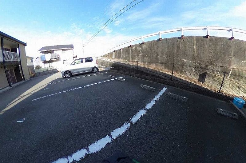 レオパレスウィッシュ 駐車場