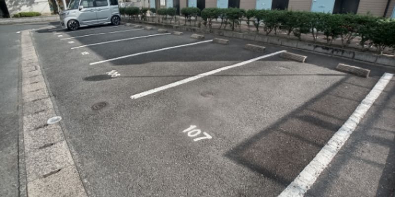レオパレスメゾネット徳力 駐車場