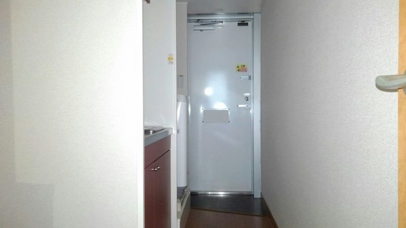 レオパレス八幡 玄関