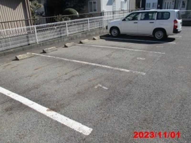 レオパレスＨＩＫＡＲＩ 駐車場