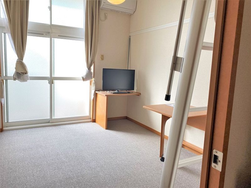 レオパレスロイヤルシティ茜 居間