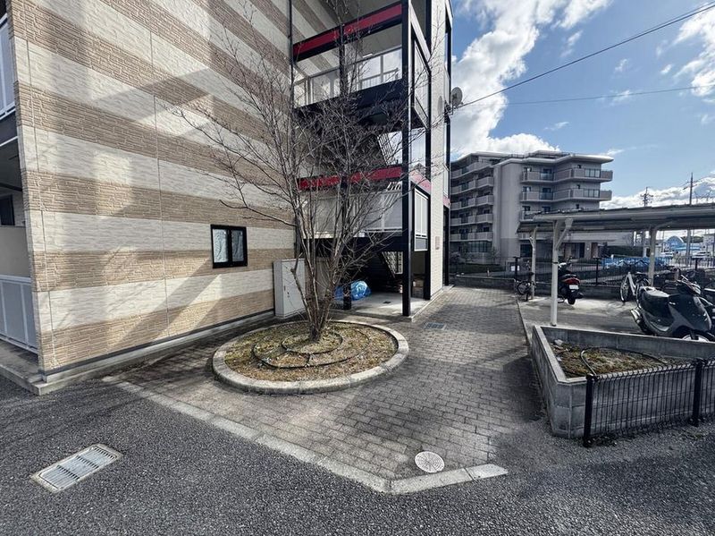 レオパレス西京 エントランス