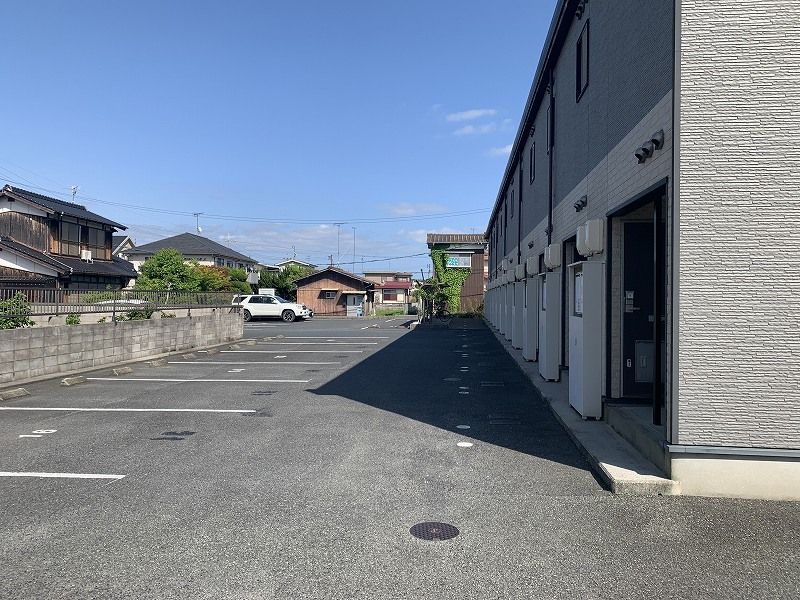 レオパレスサニーコート西高泊 駐車場