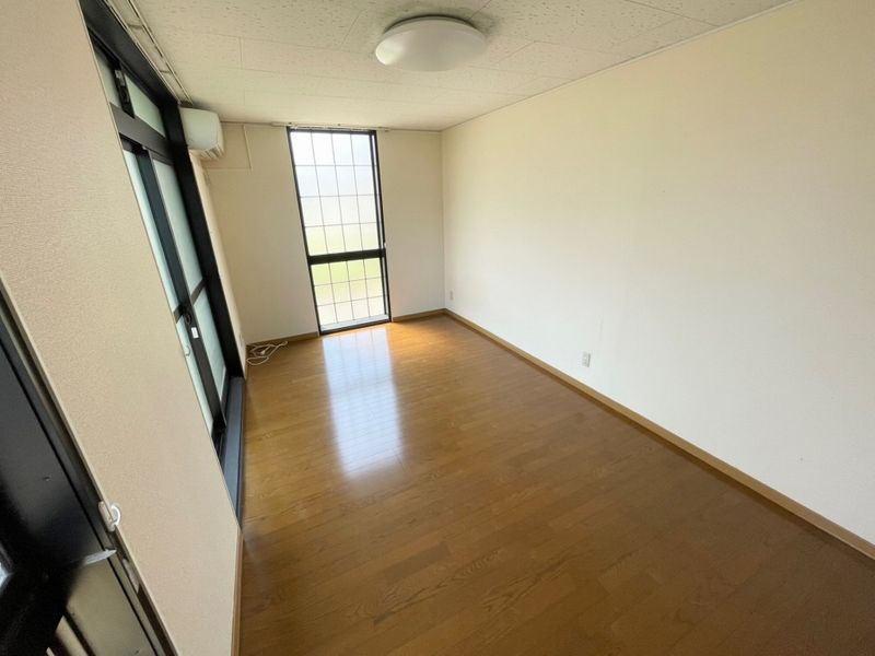 レオパレストウマル 居間