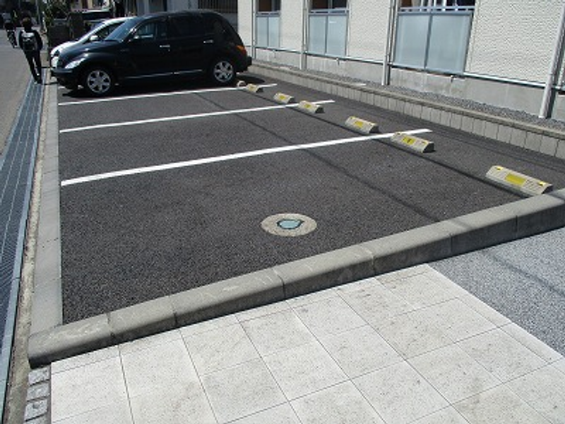 LEONEXT Bonnard Demire Parking lot