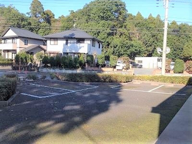 レオパレスコゥジィーＡ 駐車場
