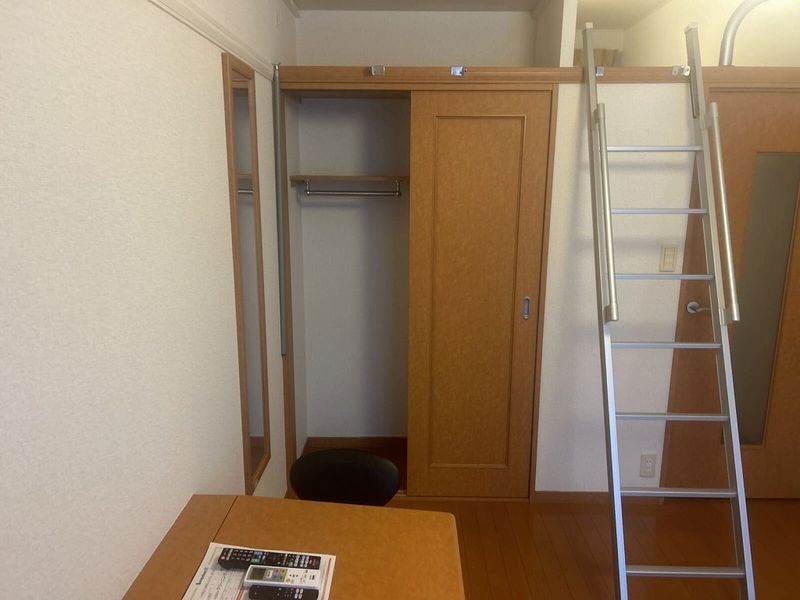 レオパレスラ　トゥサ 収納