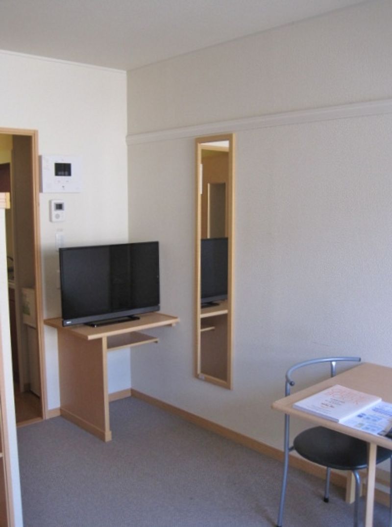 レオパレスひいらぎ南 居間