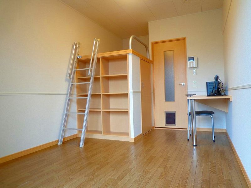 レオパレスフォレスト小倉 居間