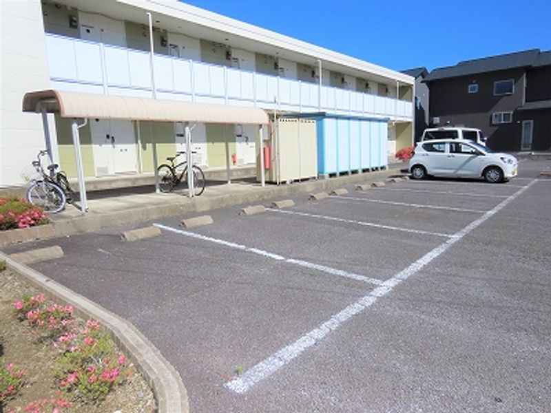 レオパレスサンフラワー 駐車場