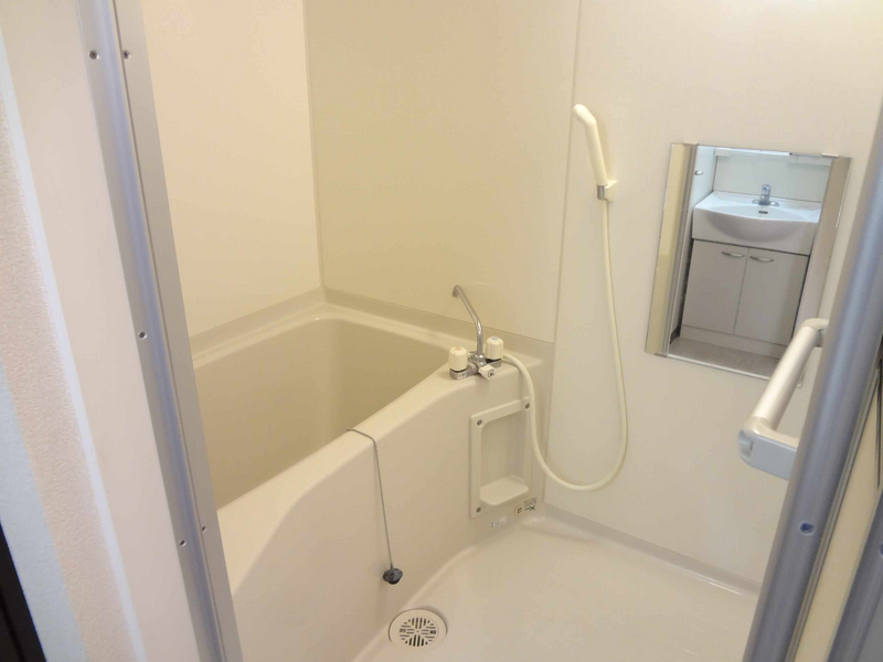 LEONEXT Grande Espacio Bathroom