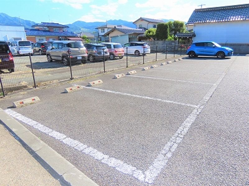 レオパレストゥロイメ２ 駐車場