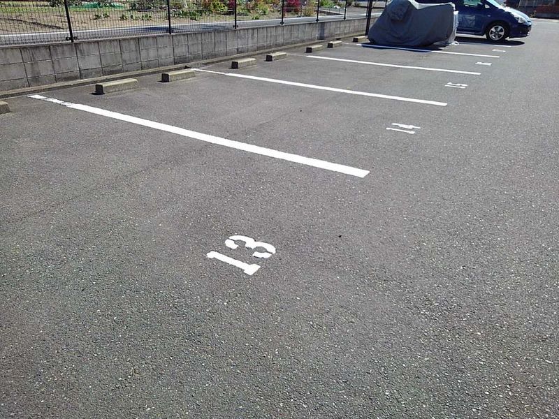 レオパレスダンダンめぐみ 駐車場