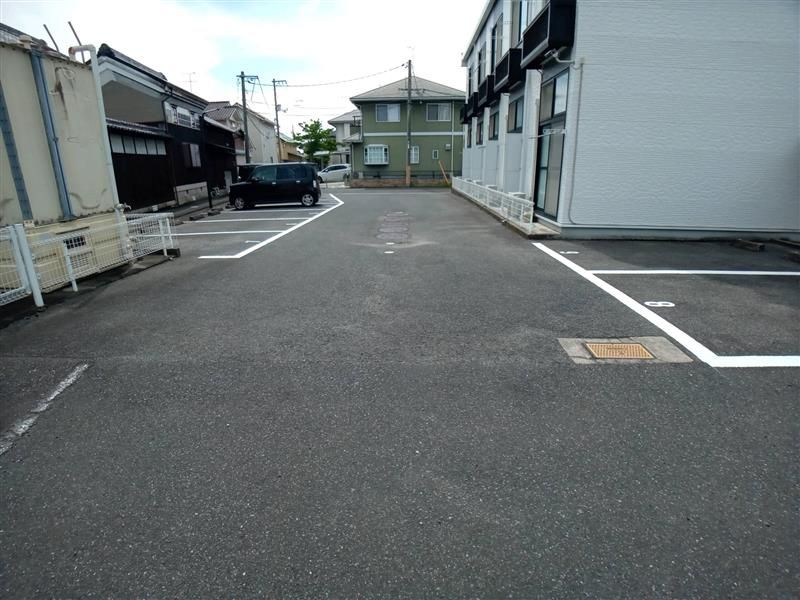 レオパレスアロハＢ 駐車場