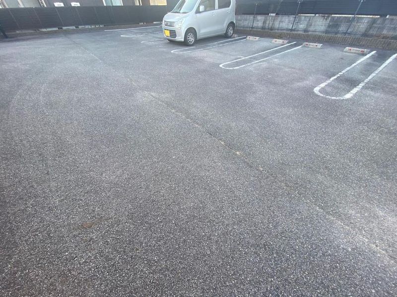 レオネクスト真宮 駐車場