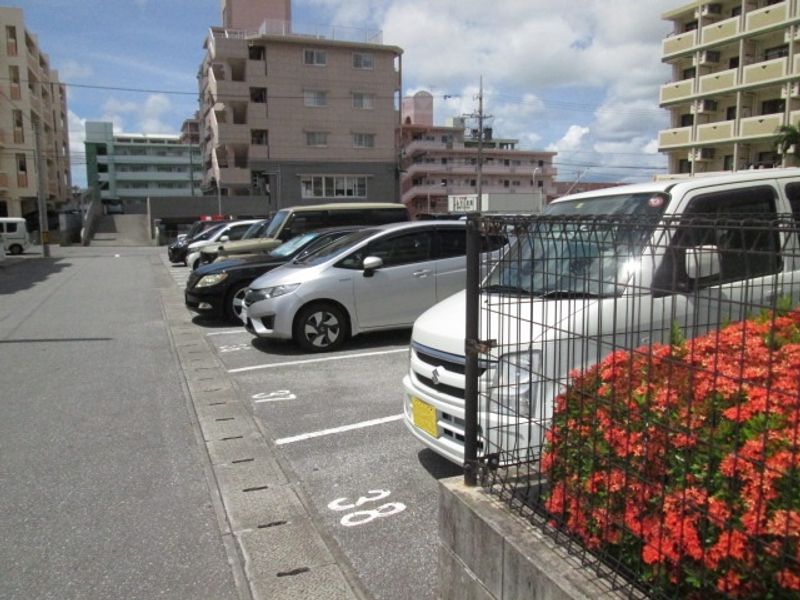 レオパレス豊見城 駐車場