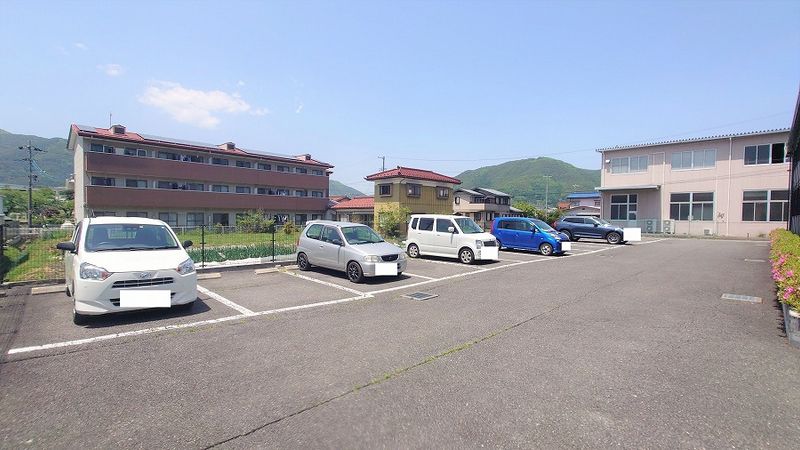 レオパレス平出 駐車場