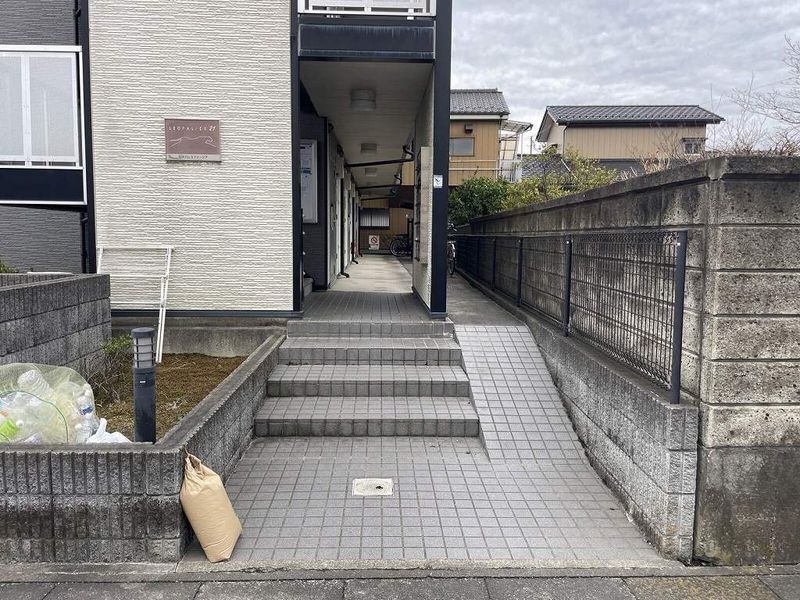 レオパレスフリージア エントランス