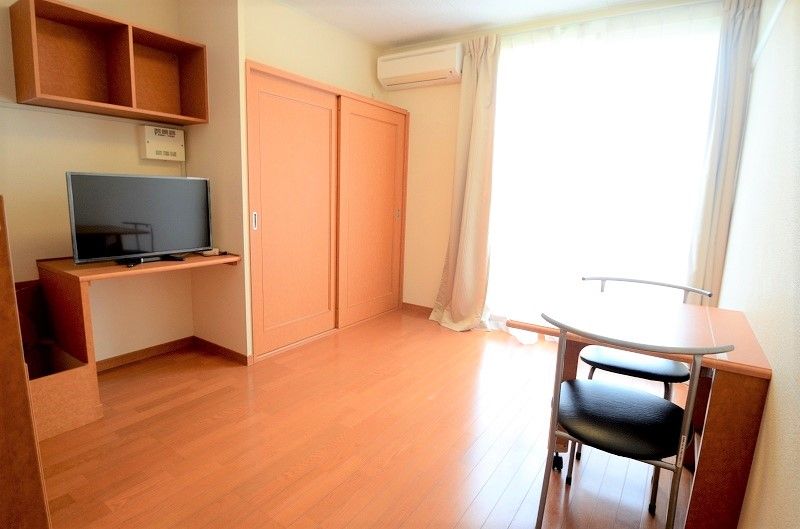 レオパレスｐｉｎｅ　ｃｒｅｓｔ 居間