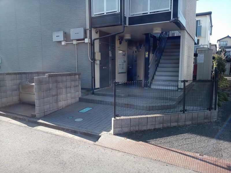レオパレスファーレ８ エントランス