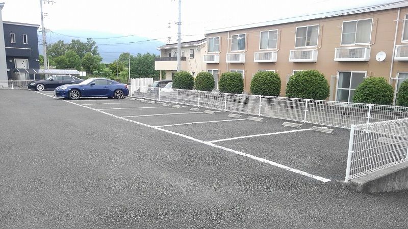 レオパレス双葉 駐車場