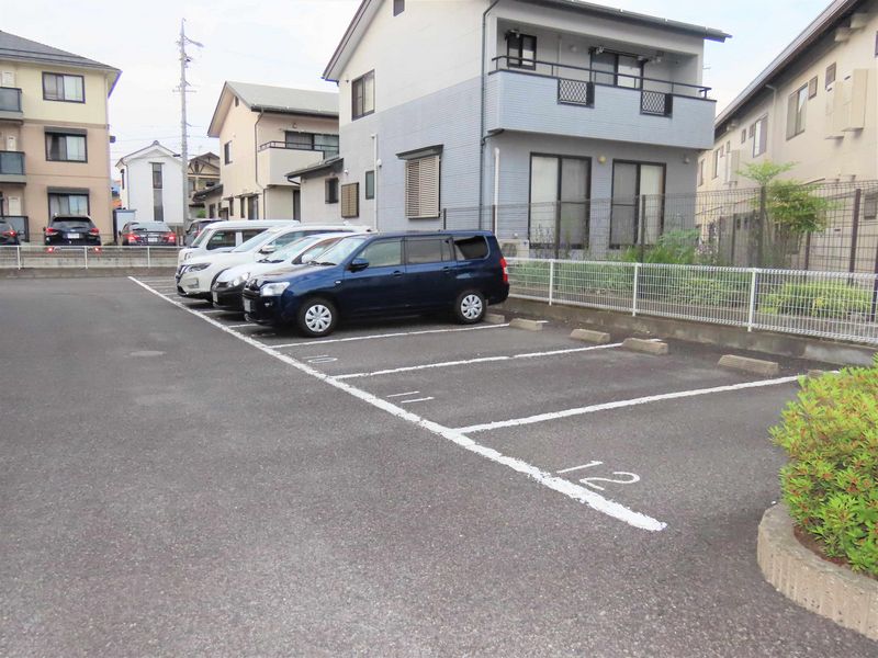 レオパレスりんどう 駐車場
