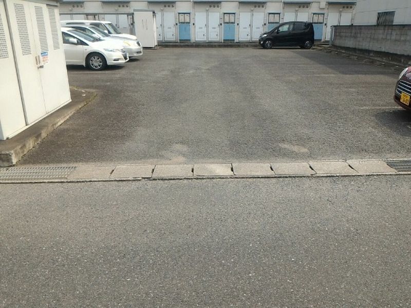 レオパレスわかな 駐車場