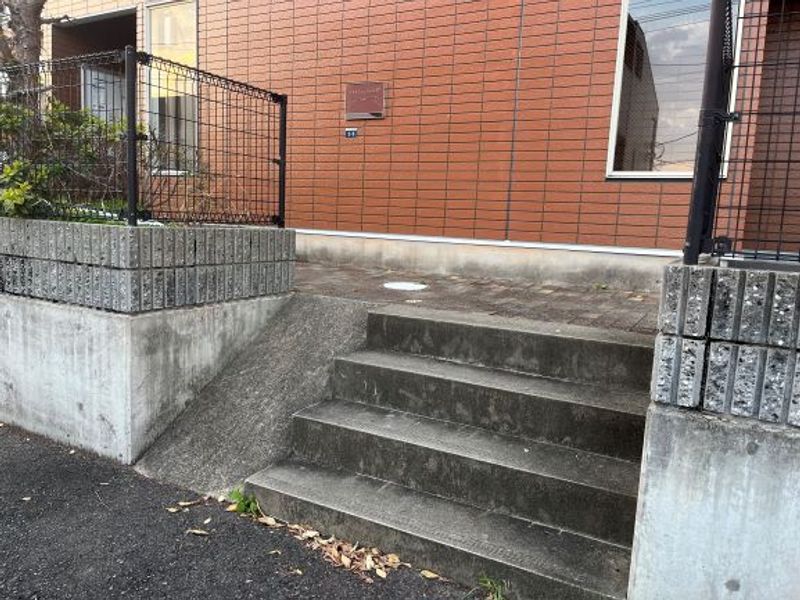 レオパレス北野坂 エントランス