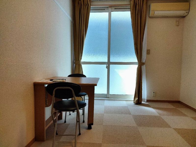 レオパレス西本郷 居間