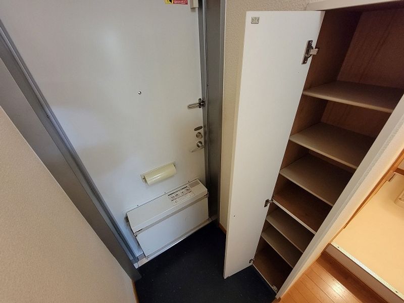 レオパレス雅 玄関