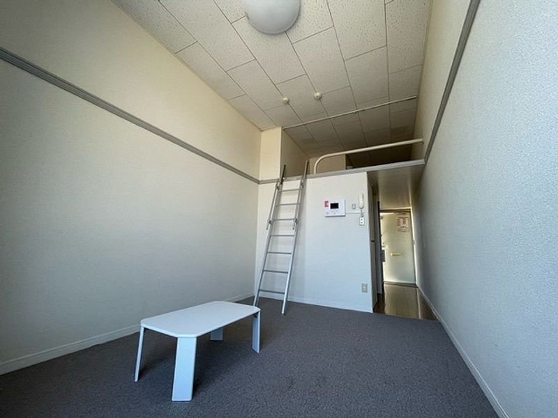 レオパレスパストラル 居間