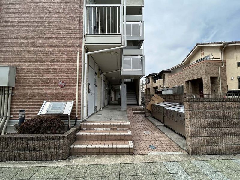 レオパレスアルテア日進 エントランス