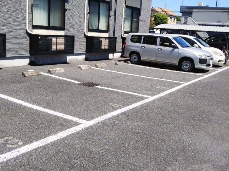 レオパレスマルミ 駐車場