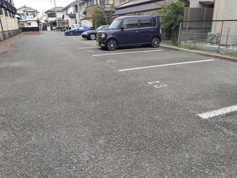 レオパレスＰＡＬＣＯＵＲＴ曹操 駐車場