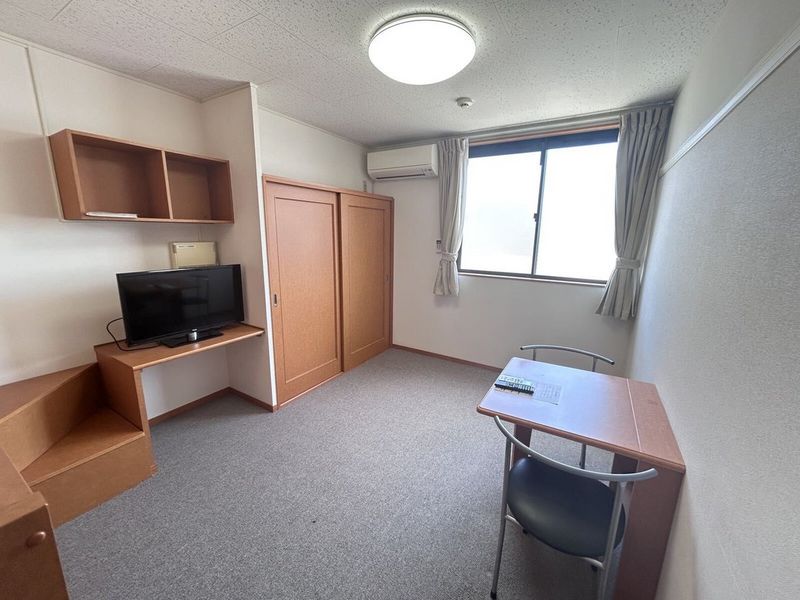 レオパレスレイクサイド平塚 居間