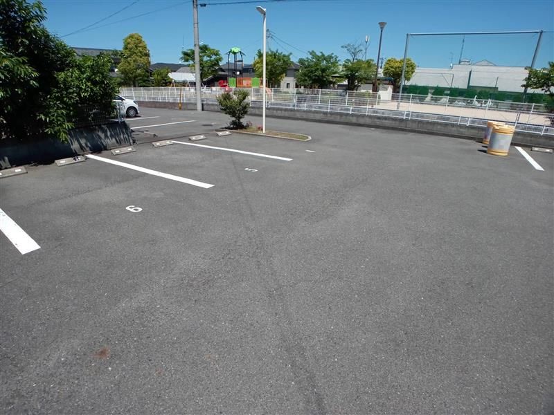 レオパレスアプリコーゼ 駐車場