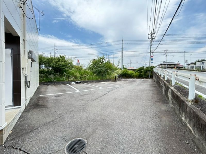 レオパレスホープフル 駐車場