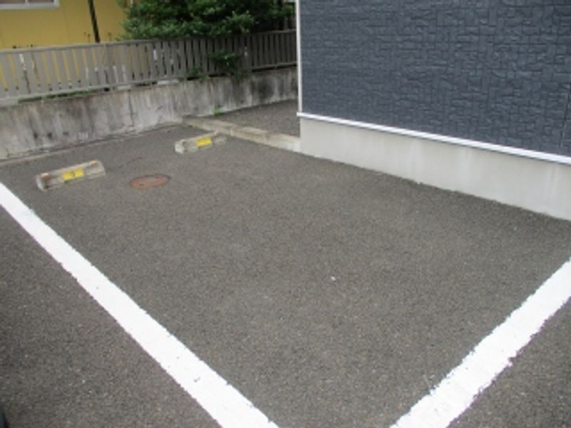 レオネクスト路家 駐車場