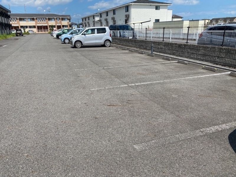 レオパレスメゾンアジュール 駐車場
