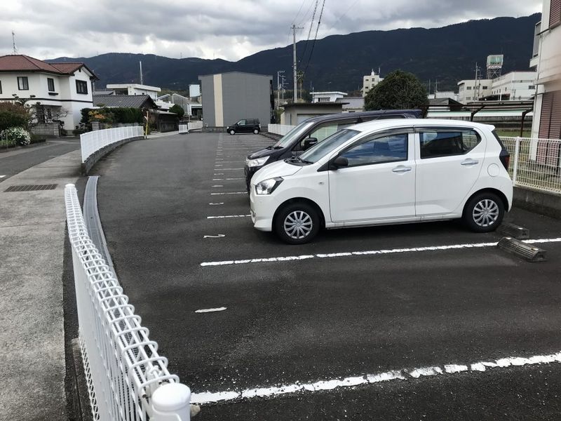 レオパレスサンモールⅡ 駐車場
