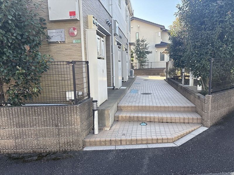 レオパレスメイプルコートⅡ号館 エントランス