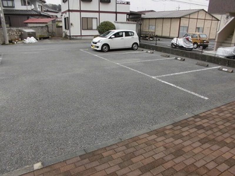 レオパレスはあとふる 駐車場
