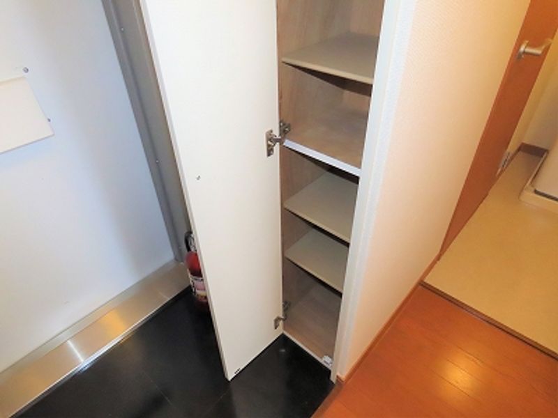 レオパレスつくし 玄関